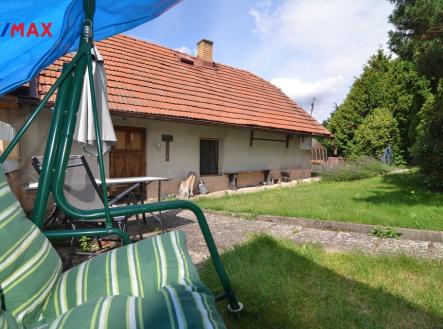 přední zahrádka s posezením | Prodej - dům/vila, 109 m²