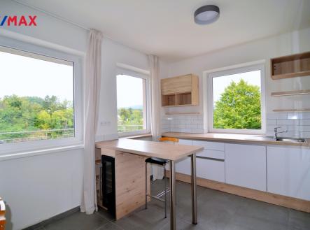 kuchyňský kout se spoustou oken | Prodej bytu, 3+kk, 126 m²