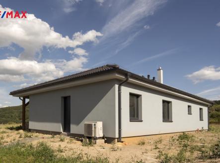 pohled na dům zepředu a z boku | Prodej - dům/vila, 119 m²