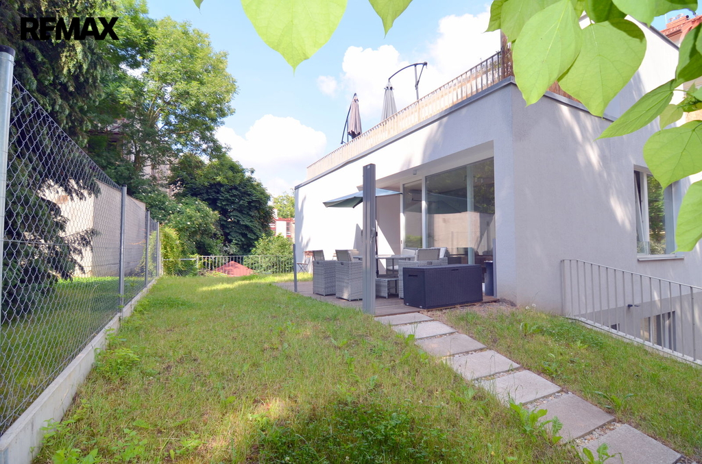 předzahrádka s terasou