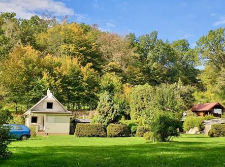 Pohled na chatu a zahradu od vjezdové brány | Prodej - chata/rekreační objekt, 40 m²
