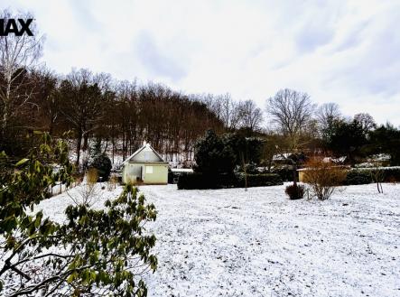 Pohled na chatu a zahradu od vjezdové brány | Prodej - chata/rekreační objekt, 40 m²