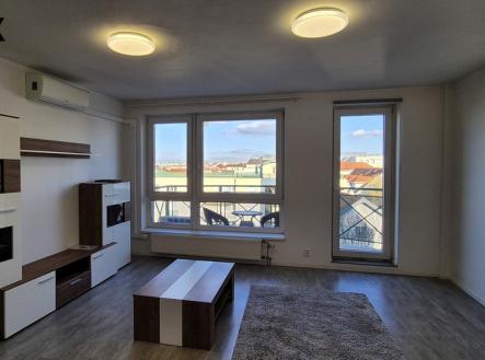 Světlý obývací prostor s přímým vstupem na balkon a klimatizací pro komfort i v letních měsících. | Pronájem bytu, 2+kk, 58 m²