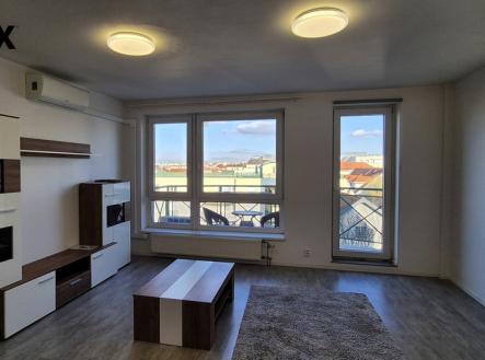Světlý obývací prostor s přímým vstupem na balkon a klimatizací pro komfort i v letních měsících. | Pronájem bytu, 2+kk, 58 m²