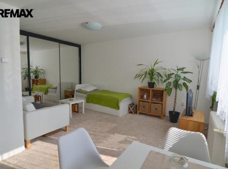 velká vestavná skříň a postel | Pronájem bytu, 1+kk, 37 m²