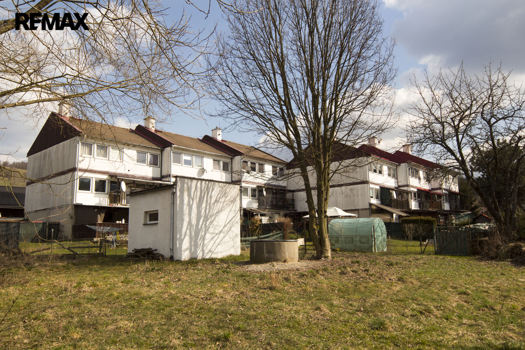 pohled přes zahradu