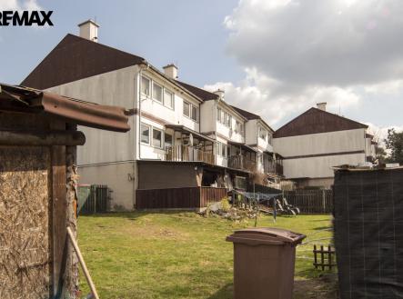 pohled přes zahradu | Prodej - nájemní dům, 792 m²