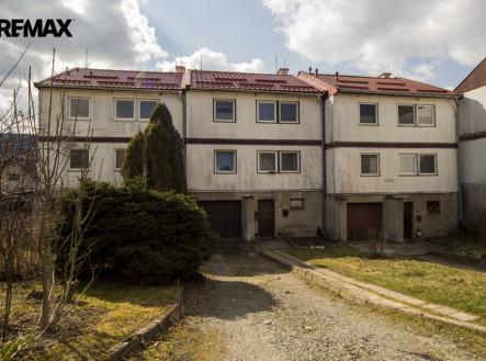 pohled od silnice | Prodej - nájemní dům, 792 m²