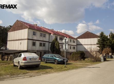 pohled od silnice | Prodej - nájemní dům, 792 m²