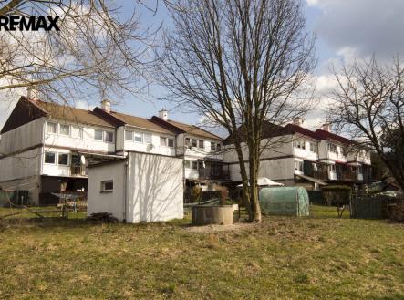 pohled přes zahradu | Prodej - nájemní dům, 792 m²
