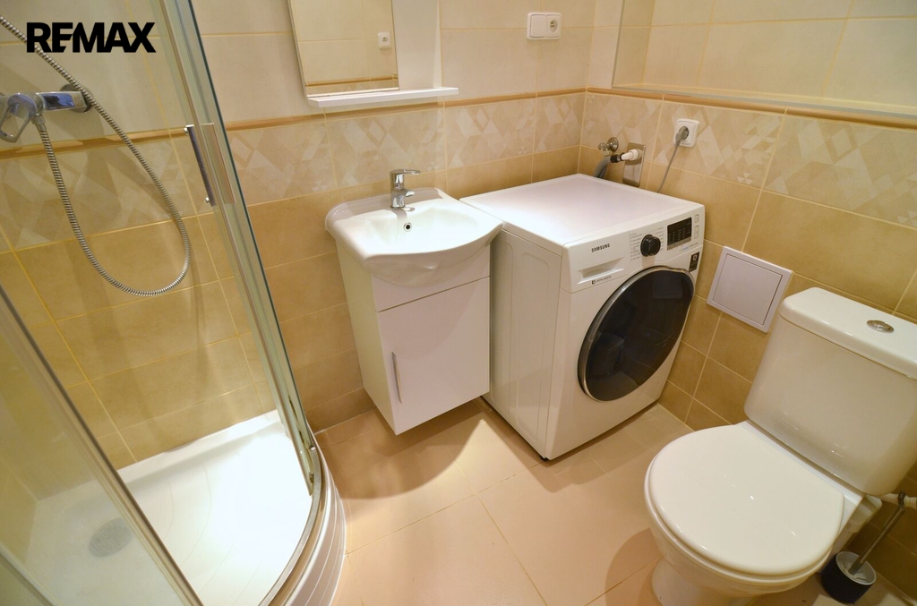 koupelna se sprchou, WC a pračkou se sušičkou