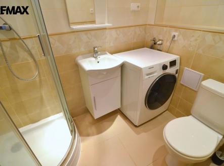 koupelna se sprchou, WC a pračkou se sušičkou | Pronájem bytu, 1+kk, 35 m²