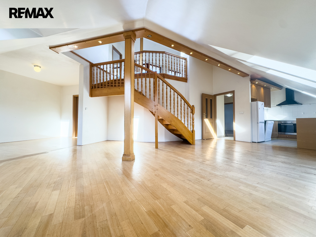 Obývací prostor se schodištěm