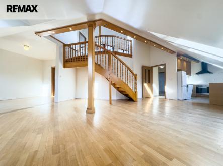 Obývací prostor se schodištěm | Prodej bytu, atypický, 160 m²