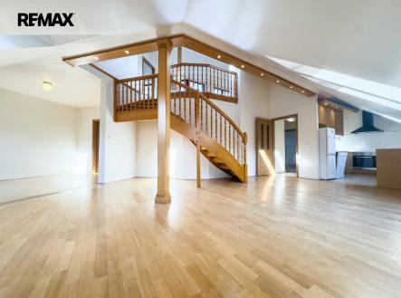 Obývací prostor se schodištěm | Prodej bytu, atypický, 160 m²