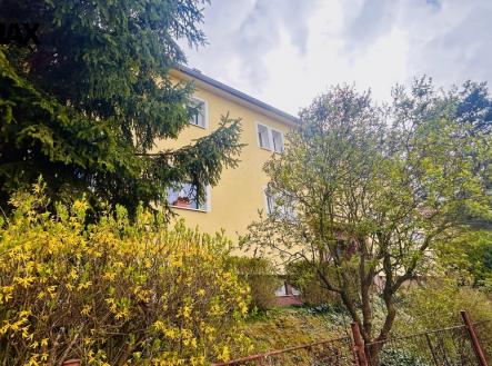 Pohled na dům z ulice | Prodej bytu, 2+1, 65 m²