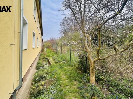 Pohled od zadní části pozemku | Prodej bytu, 2+1, 65 m²