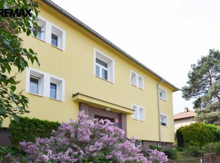 Pohled na dům z ulice | Prodej bytu, 2+1, 65 m²