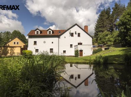 pohled na mlýn zezadu přes rybníček | Prodej - zemědělský objekt, 128 985 m²