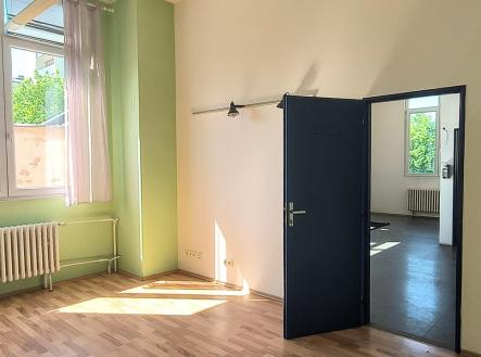 obrazek-whatsapp-2025-05-19-v-22.02.23-e2e25857.jpg | Pronájem - kanceláře, 17 m²