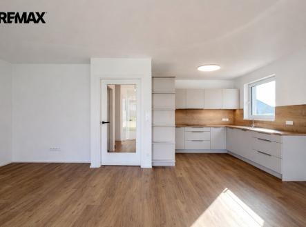 obyvaci-pokoj-se-svetlem-v-kuchyni.jpeg | Pronájem bytu, 5+kk, 345 m²