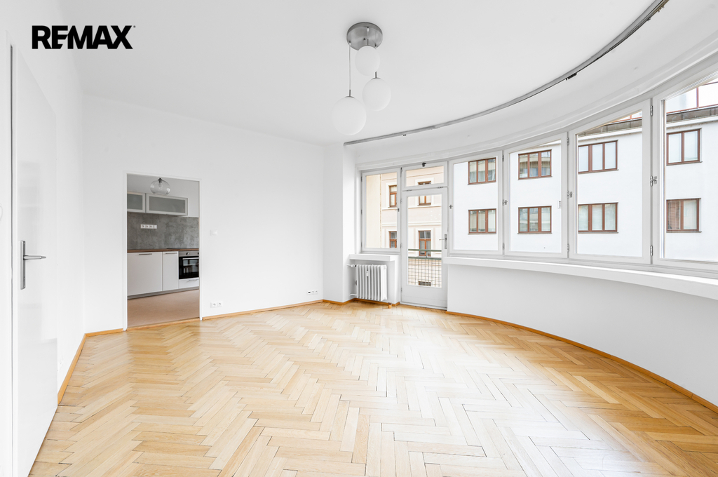 obývací pokoj s přístupem do kuchyně 20 m2