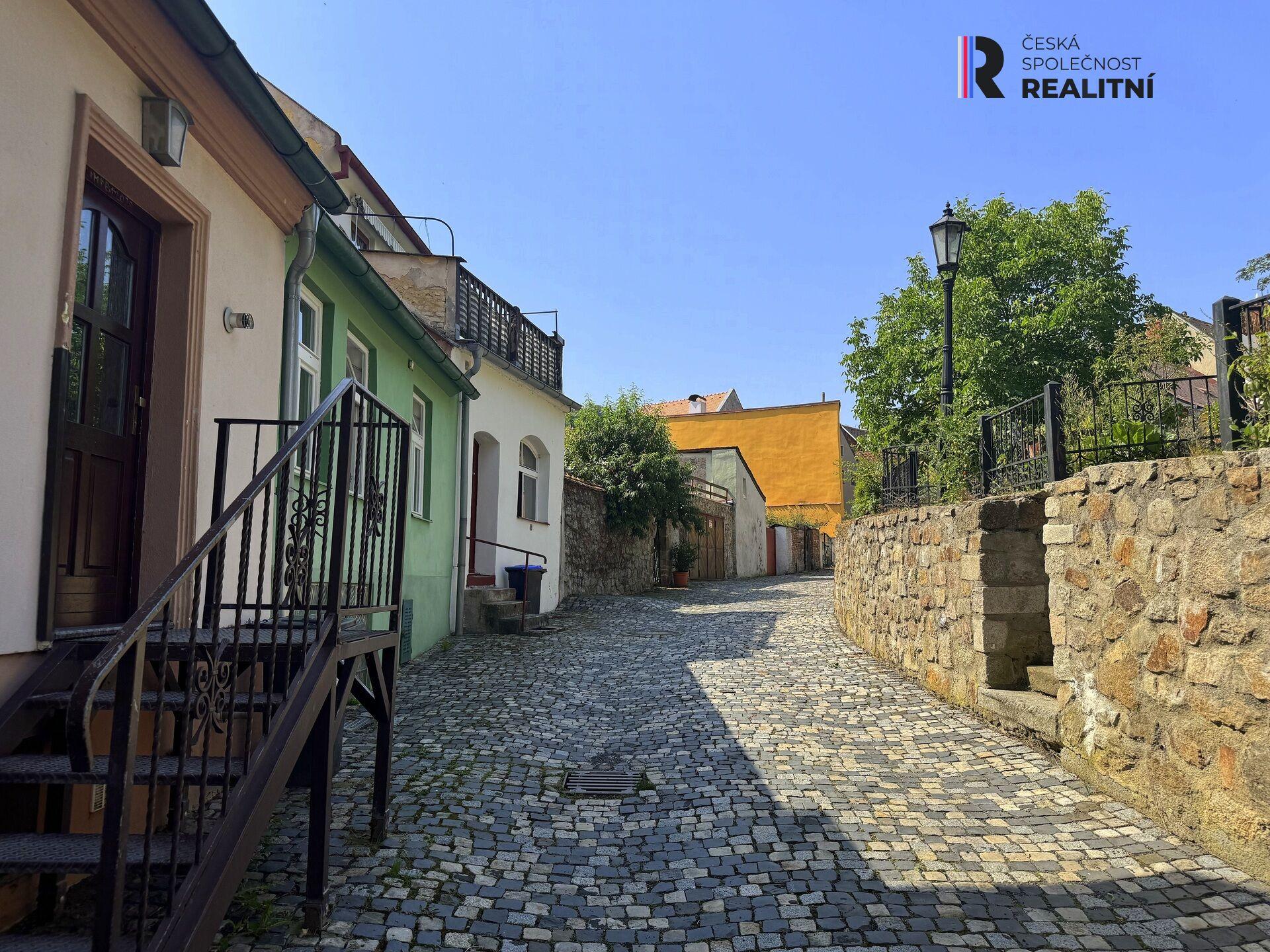 Prodej bytového domu v Lokti