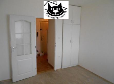 ložnice od okna | Pronájem bytu, 2+kk, 45 m²