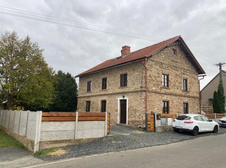 Pohled na dům z ulice (SZ) | Prodej - dům/vila, 148 m²