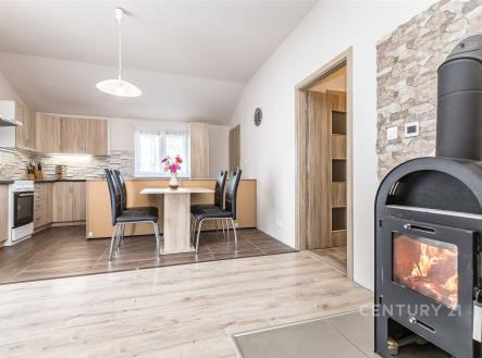 Pokoj 4_obývací pokoj s krbem | Prodej bytu, 4+kk, 103 m²