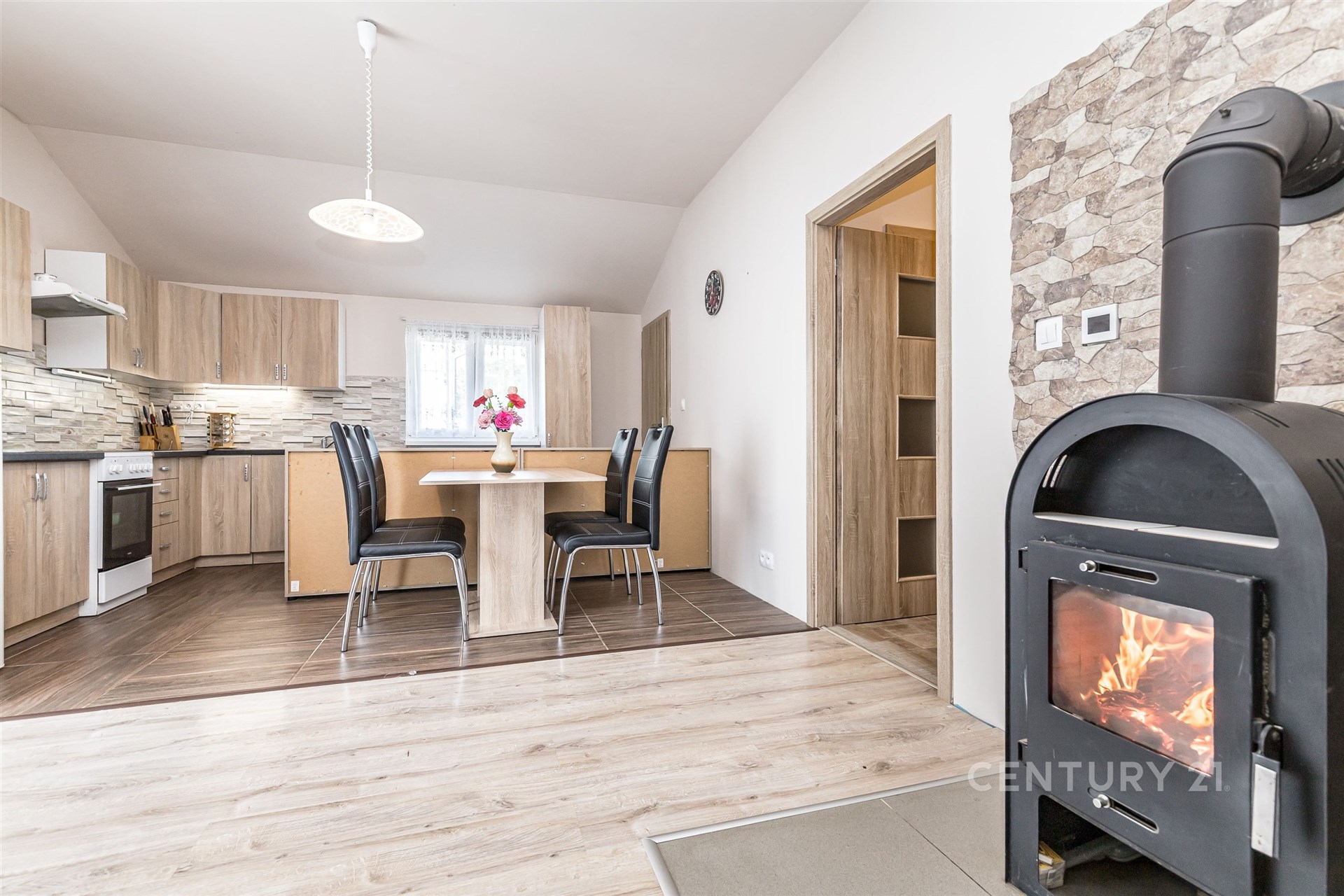 Pokoj 4_obývací pokoj s krbem