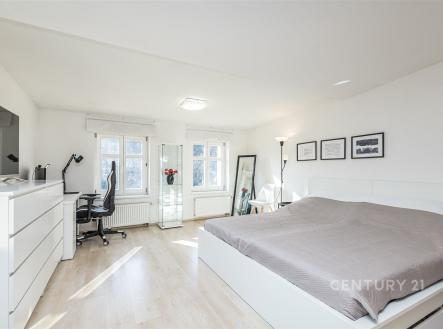 Mezonetová ložnice | Pronájem bytu, 2+kk, 56 m²