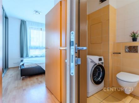 Předsíň a vstup do koupelny | Prodej bytu, 2+kk, 43 m²