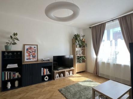 Světlý obývací pokoj s parketovou podlahou. | Pronájem bytu, 3+1, 84 m²