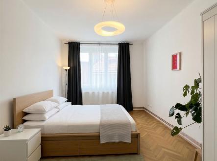 Prostorná ložnice s parketovou podlahou, velkým oknem. | Pronájem bytu, 3+1, 84 m²