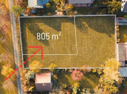 Pozemek o rozloze 805 m² v klidné lokalitě, obklopený zelení a příjezdovou cestou, ideální pro výstavbu rodinného domu nebo rekreačního objektu. | Prodej - pozemek pro bydlení, 805 m²