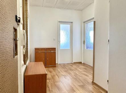 předsíň - dveře do místností v bytě | Pronájem bytu, 3+kk, 65 m²