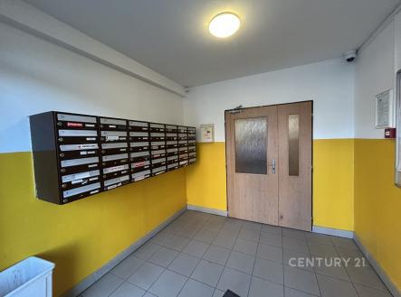 Vstupní hala domu s poštovními schránkami  | Pronájem bytu, 3+kk, 65 m²