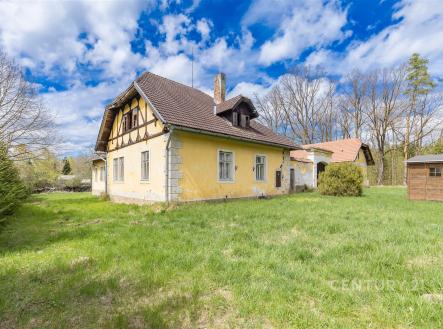 Venkovský dům s šikmou střechou, obklopený rozlehlou zahradou. Klidná lokalita, přírodní okolí, ideální k rekonstrukci. | Prodej - dům/vila, 400 m²
