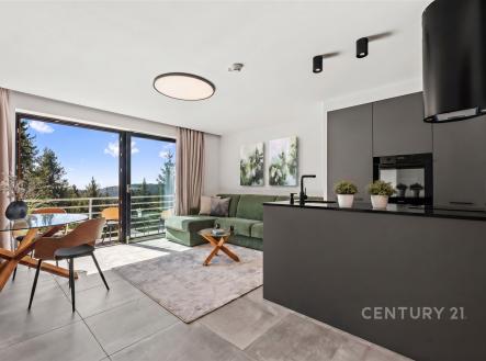 Moderní obývací pokoj s dlažbou, velkými okny a elegantní kuchyní. Světlý prostor s výhledem a moderním designem. | Prodej bytu, 3+kk, 68 m²