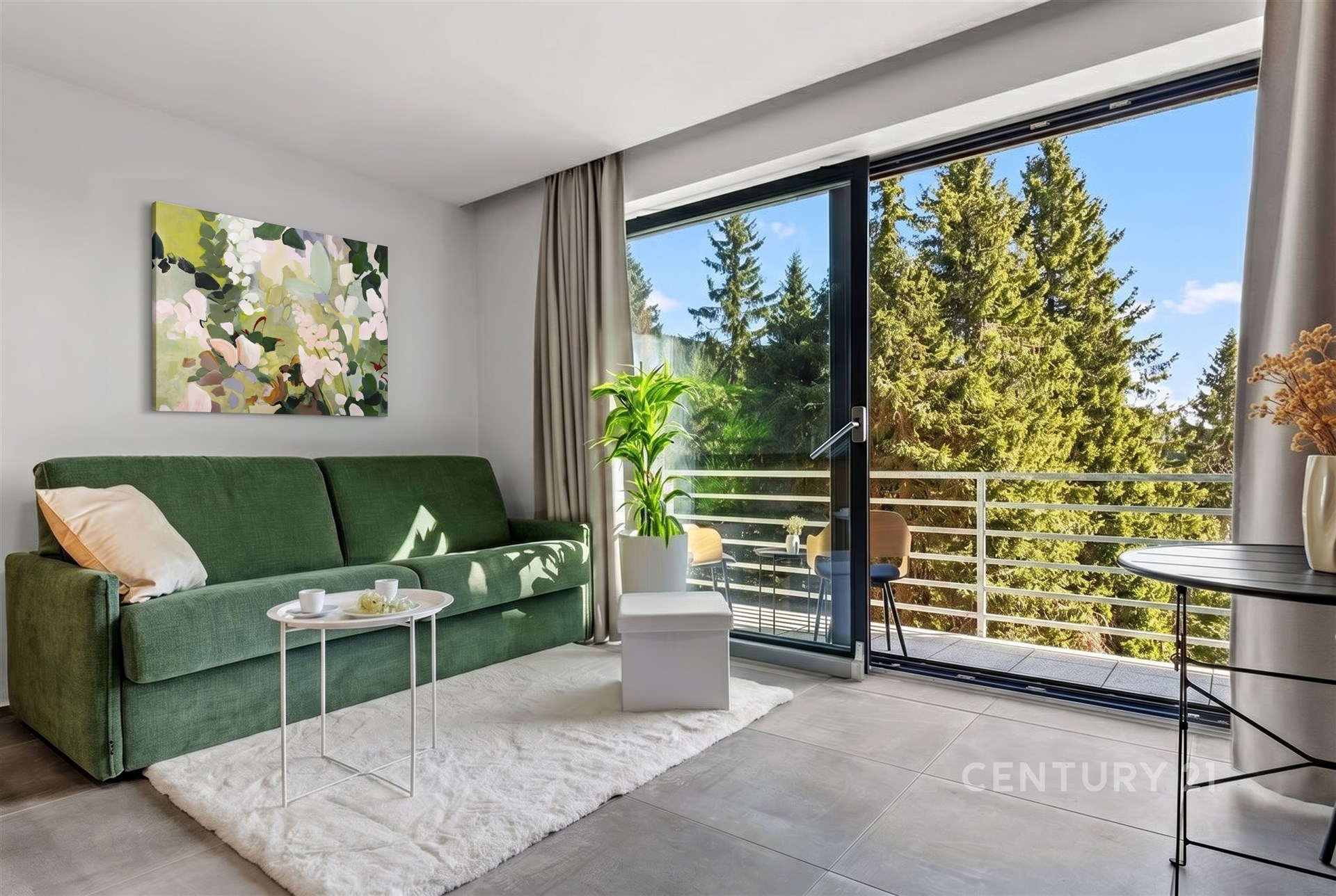 Světlý obývací pokoj s velkými okny, moderní dlažba a zelenou sedačkou, výhled na balkon.