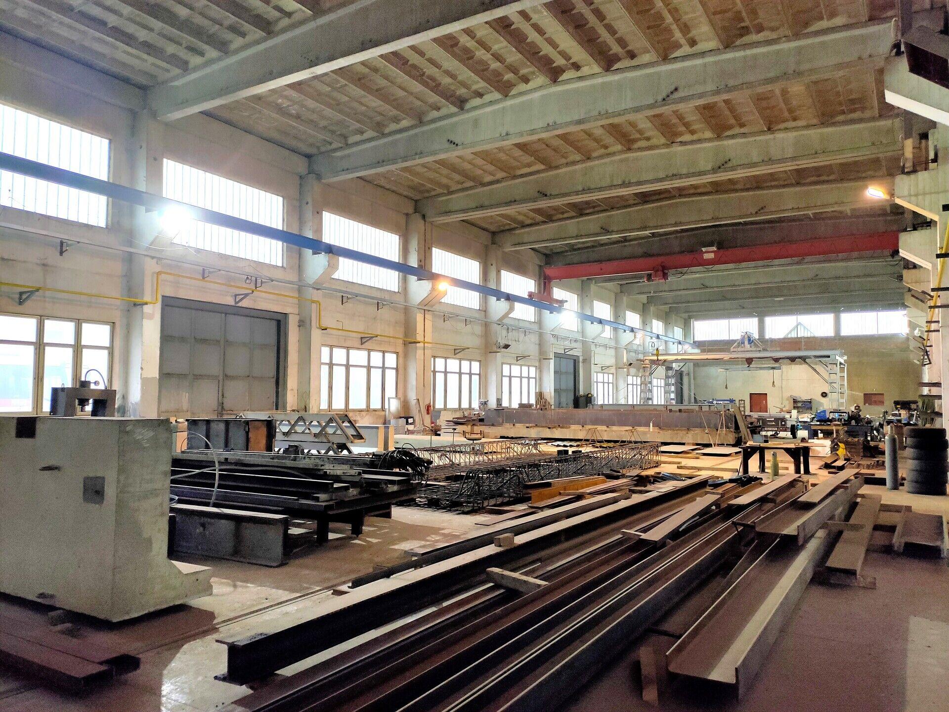 Prodej haly s portálovým jeřábem a dílenským zdvihadlem, Veselí nad Lužnicí