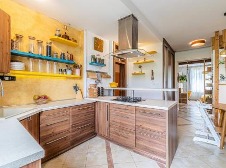 . | Prodej - nájemní dům, 295 m²