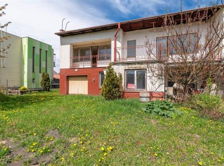 Rodinný dům s cihlovou fasádou, prostornou zahradou a balkonem. Dům je v udržovaném stavu, ideální pro rodinné bydlení. | Prodej - dům/vila, 240 m²