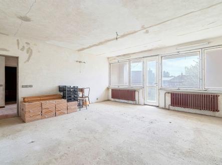 Světlý obývací pokoj s velkými okny, parketová podlaha potřebuje rekonstrukci, prostorná dispozice ideální pro moderní úpravy. | Prodej - dům/vila, 240 m²