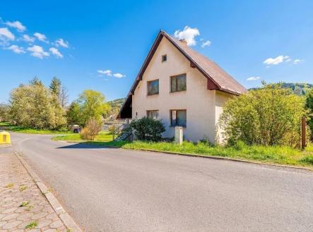 Rodinný dům s šikmou střechou, obklopený zelení, nacházející se na klidném místě. Dům má potenciál pro rekonstrukci. | Prodej - dům/vila, 260 m²