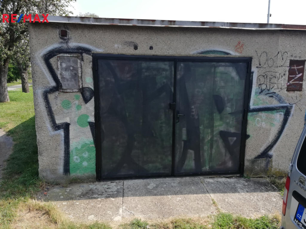 garaz-ext.jpg