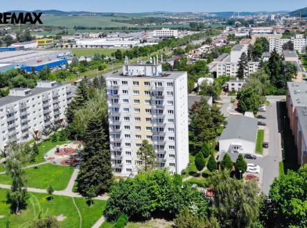 Byt se nachází v nejvyšším podlaží při pohledu na dům vpravo | Prodej bytu, 3+kk, 61 m²