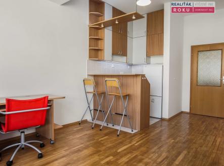 01_pokoj s kuchynskym koutem (1) | Pronájem bytu, 1+kk, 28 m²