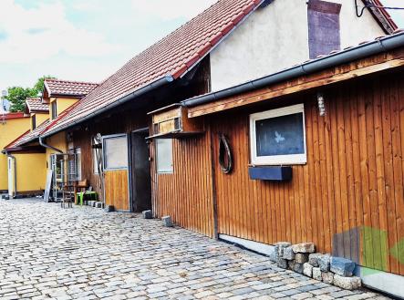 dvur-s-domem-a-pristavky-ii..jpeg | Prodej - skladovací prostor, 2 513 m²